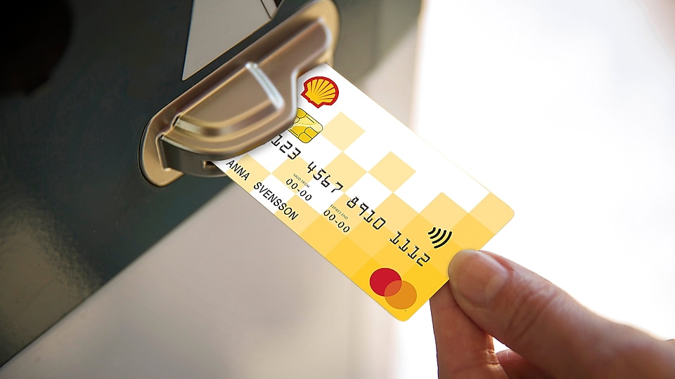 Närbild på Shell Mastercard som vid betalautomaten