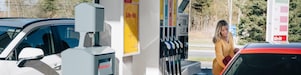 Kvinna tankar på Shell