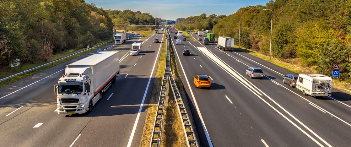 olika typer av fordon kör på motorväg