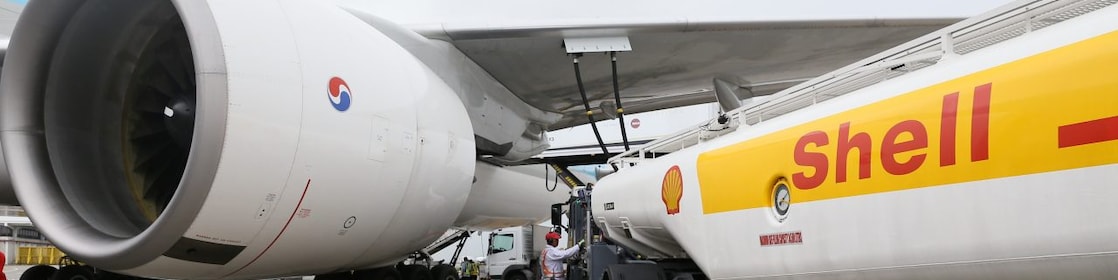 Flygplansmotor och tankbil