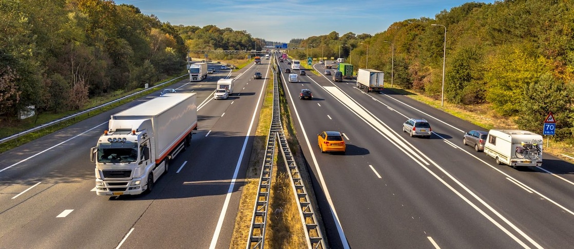 olika typer av fordon kör på motorväg