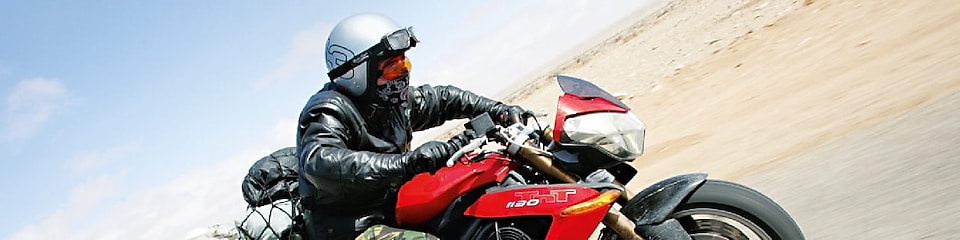 Gary Inman kör på sin motorcykel genom öknen