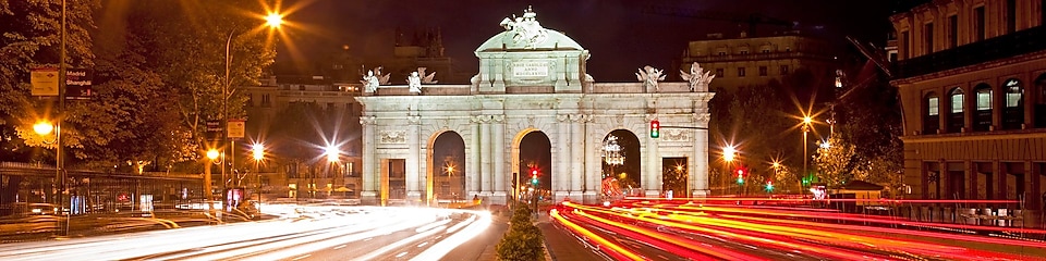 Puerta de Alcalá på natten.