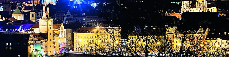 En vy över Prag på kvällen