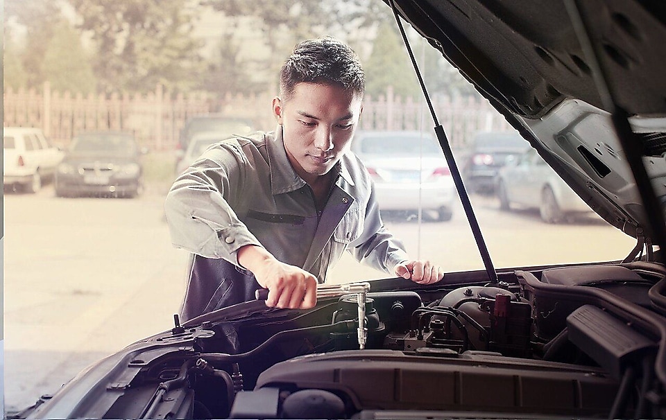 Mekaniker som lagar en bil