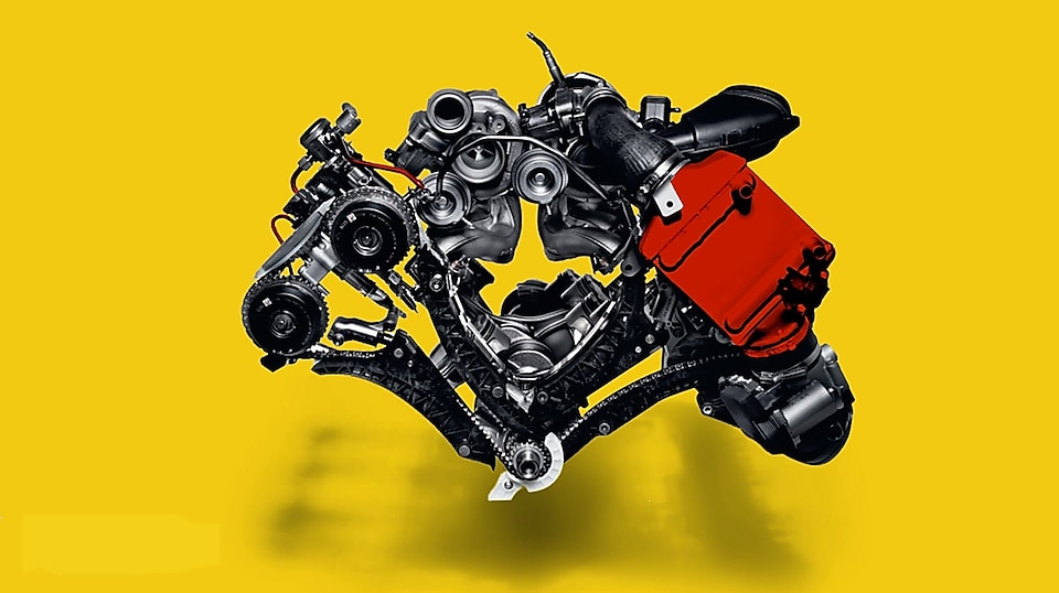 Turboladdad motor med gul bakgrund